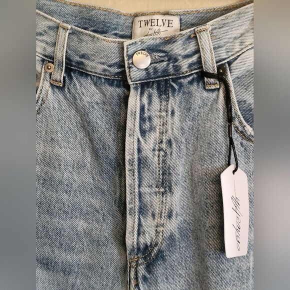 Twelve by Ontwelfth light wash distressed  jeans sz 28 (6) inseam 25.5 - Picture 4 of 9